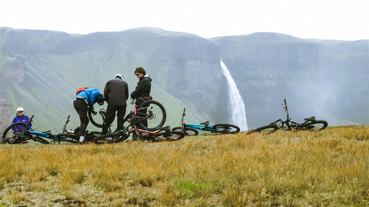 https://icebikeadventures.com/wp-content/uploads/2023/02/A-scenic-puncture-repair-on-a-MTB-by-Haifoss-waterfall.jpg